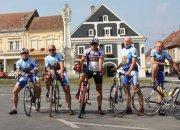 Biciklisti maratonci po dolasku na požeški Trg sv. Trojstva